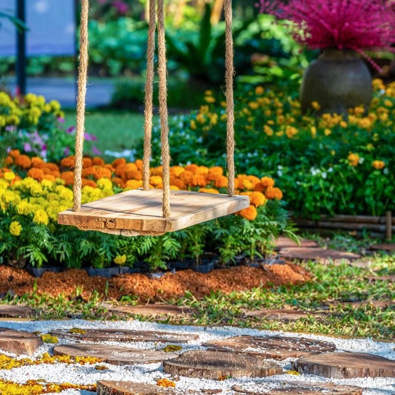 coin jeu enfant jardin balançoire