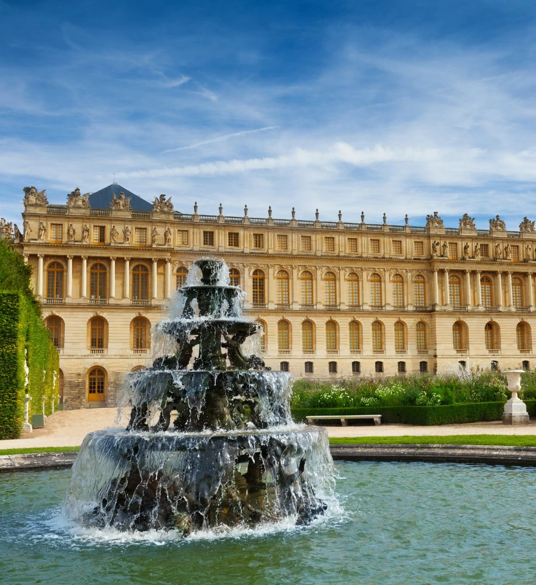 Fontaine dans jardin à la française