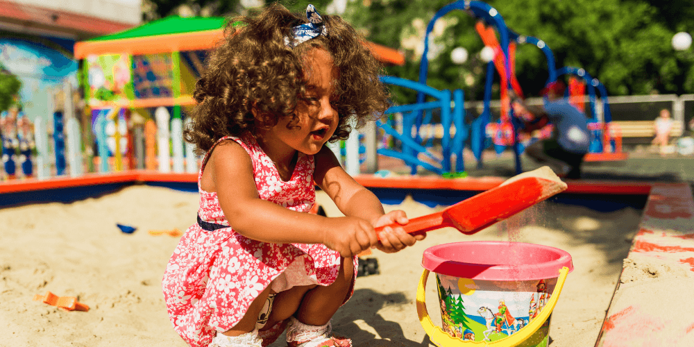 petite fille jouant dans un jeu d'enfants dans jardin
