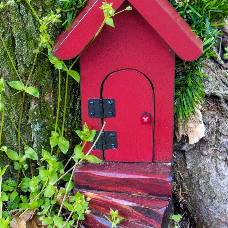 petite cabane miniature au pied d'un arbre