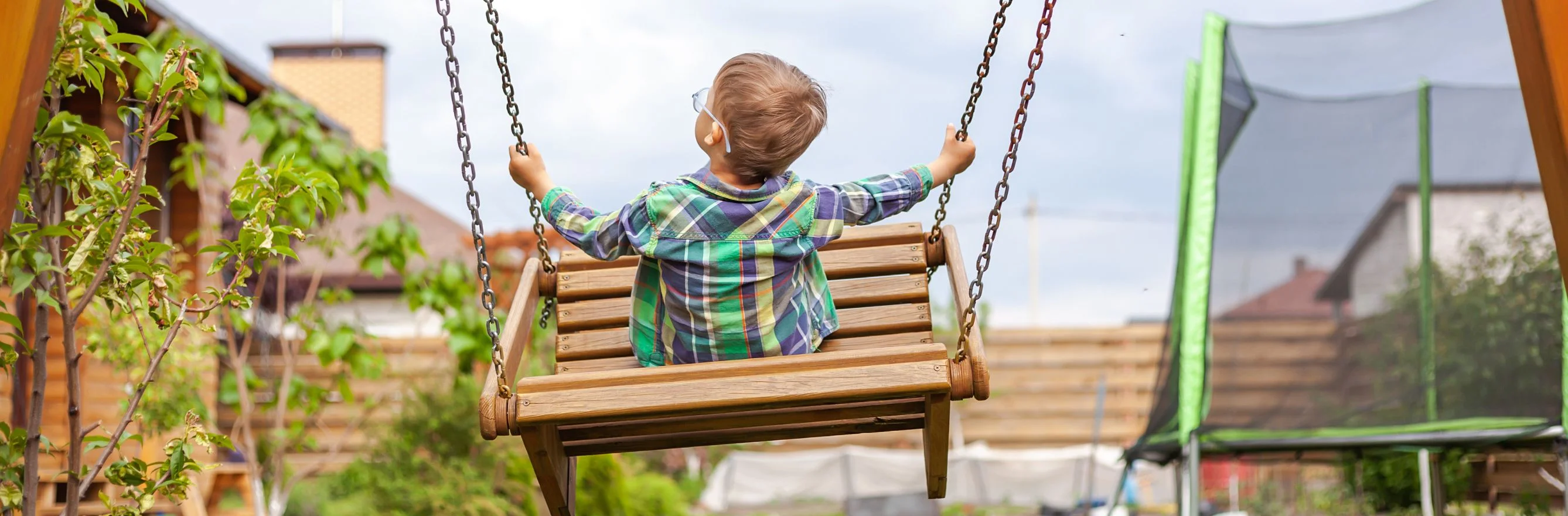 petite fille jouant dans un jeu d'enfants dans jardin