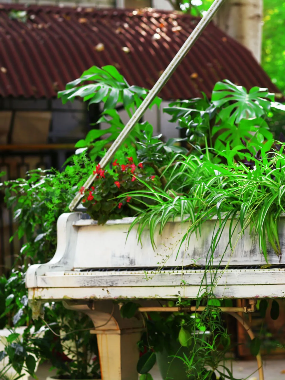 C'est une déco de jardin avec récup : un piano dans la nature